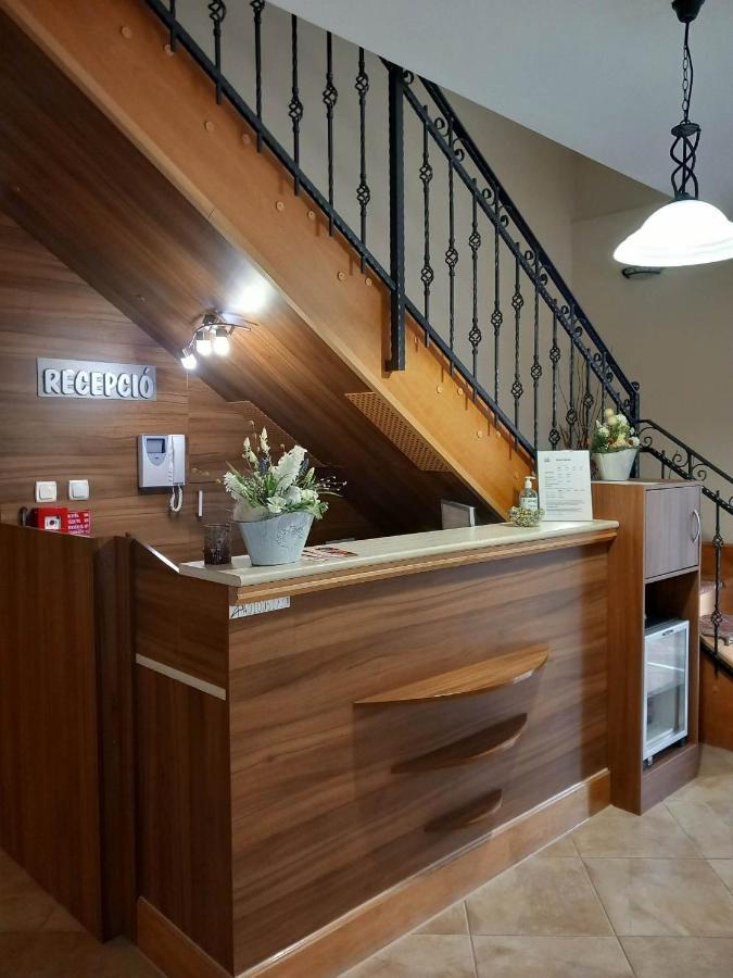 Kata Panzio Hotel Oroszlany Luaran gambar