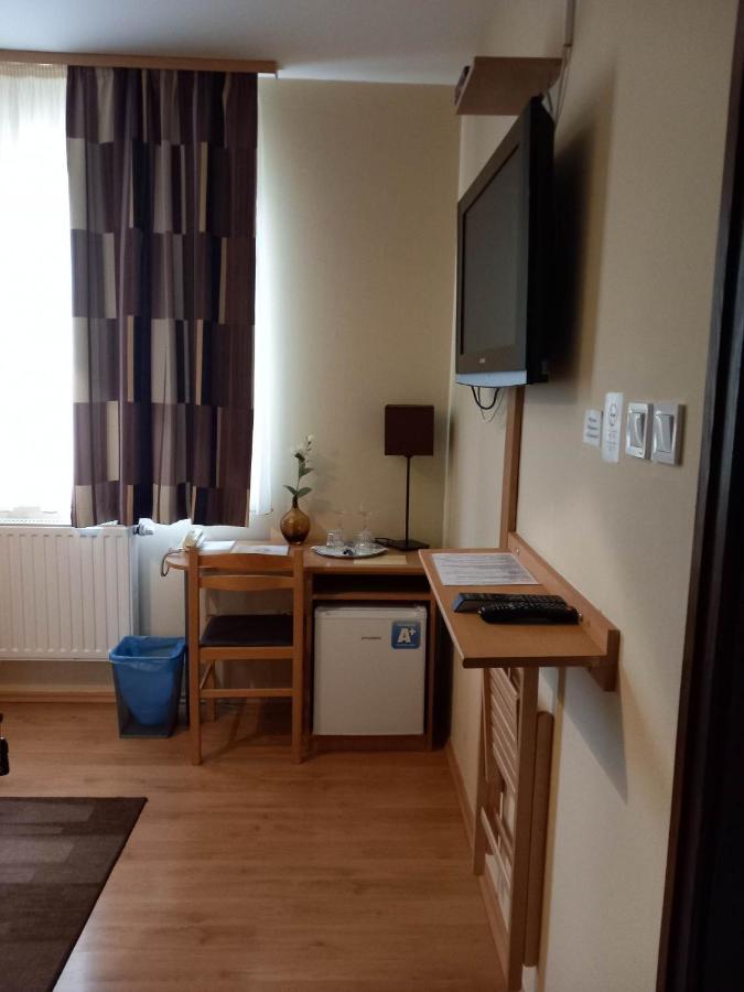 Kata Panzio Hotel Oroszlany Luaran gambar