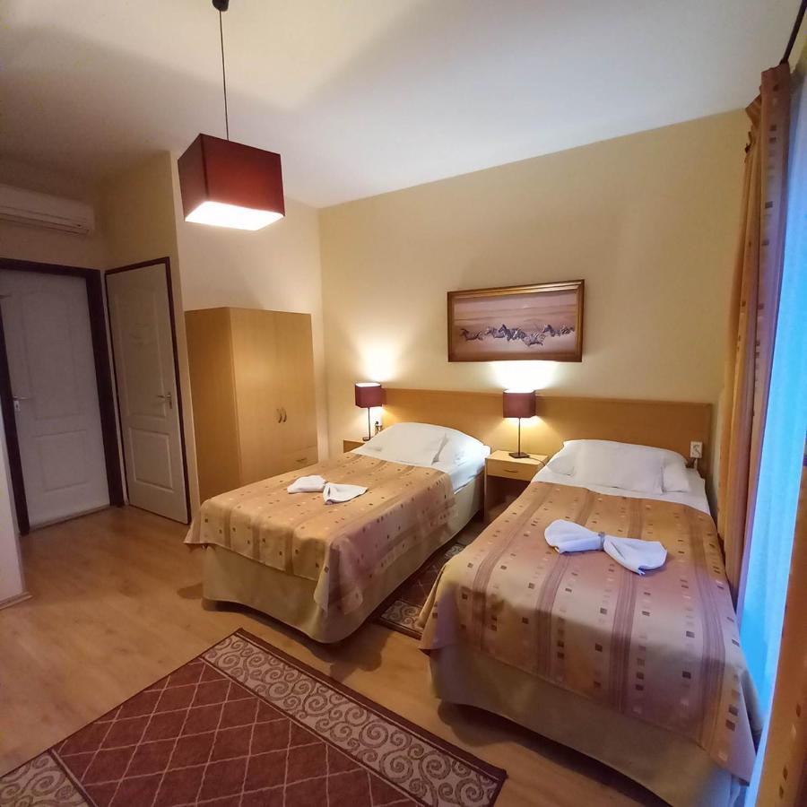Kata Panzio Hotel Oroszlany Luaran gambar
